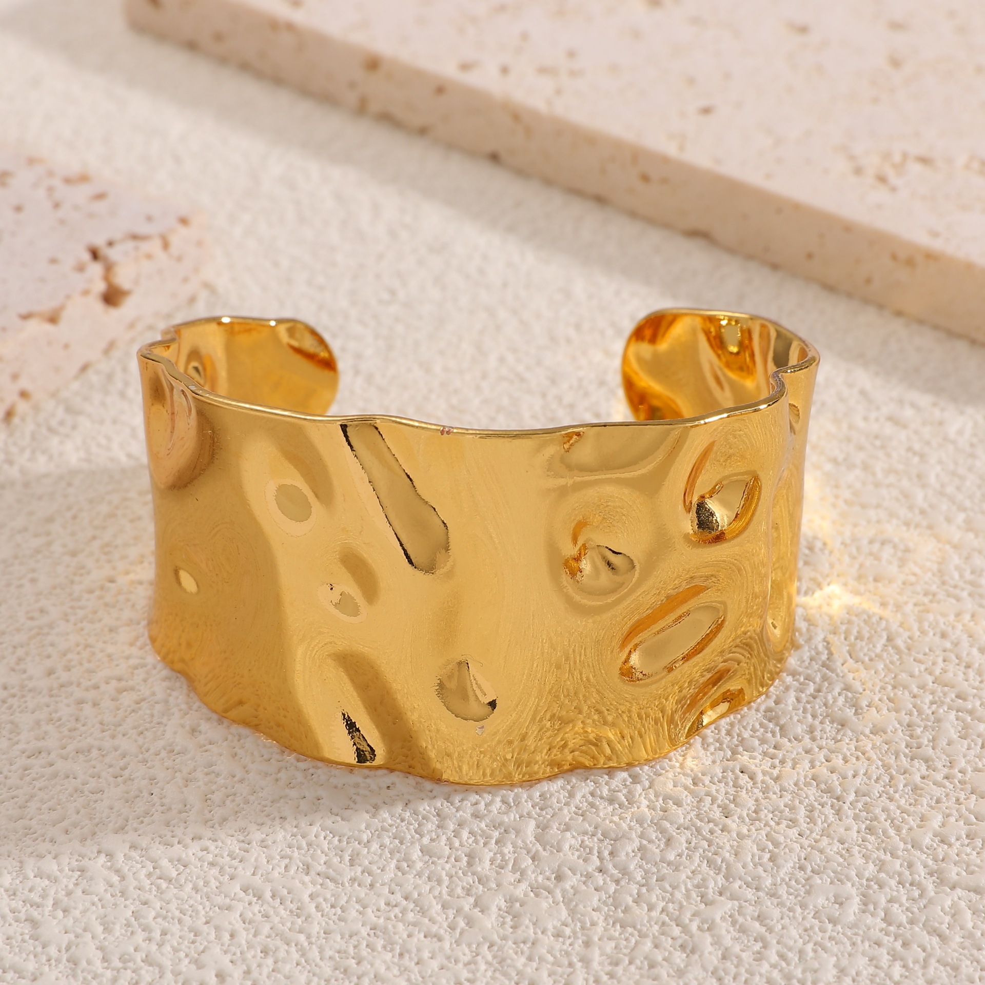 Europa y los Estados Unidos oro galvanizado imitación de frita abertura pulsera temperamento pulsera de moda transfronteriza lujo ligero alta sensación de joyas al por mayor