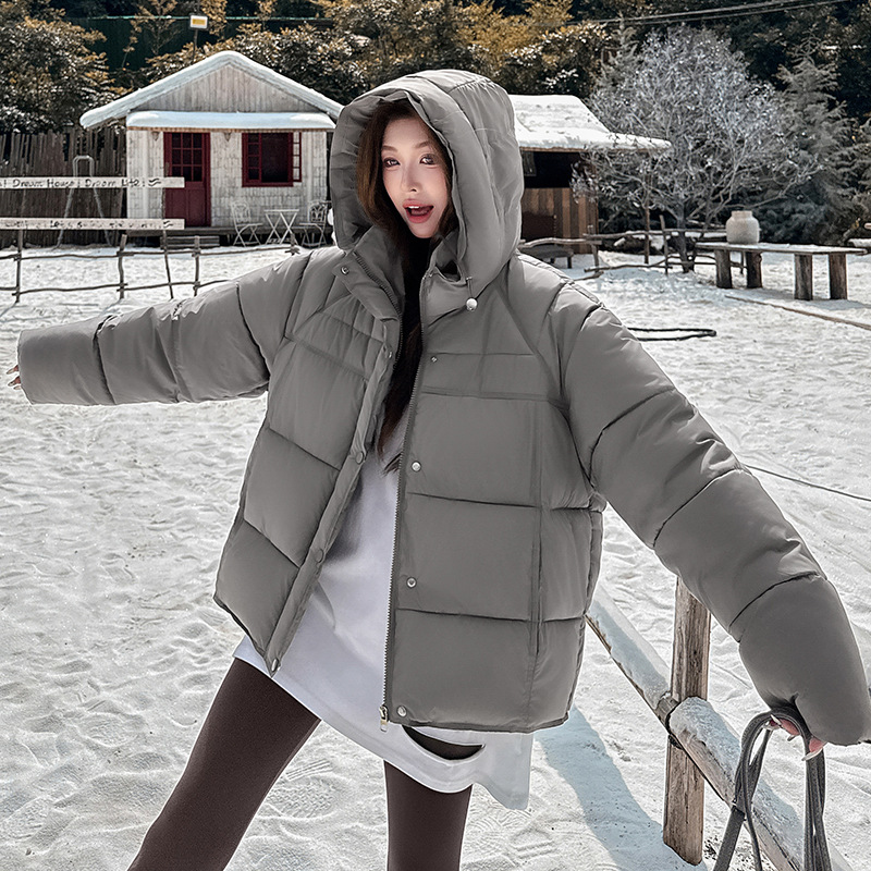 2025 invierno nuevo estilo coreano suelto y grueso abrigo de algodón de pluma caliente mujer corto con capuchón chaqueta de pan europeo