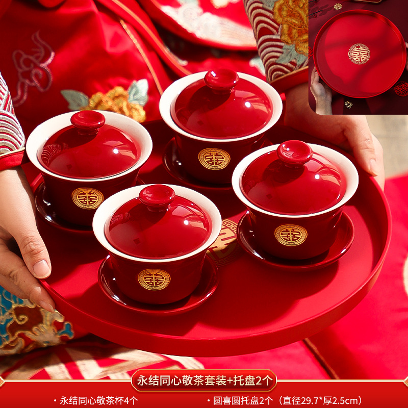 Matrimonio con un juego de tazas de té, un par de cubiertas de tazón rojo, artículos de té, artículos de boda, artículos de boda.
