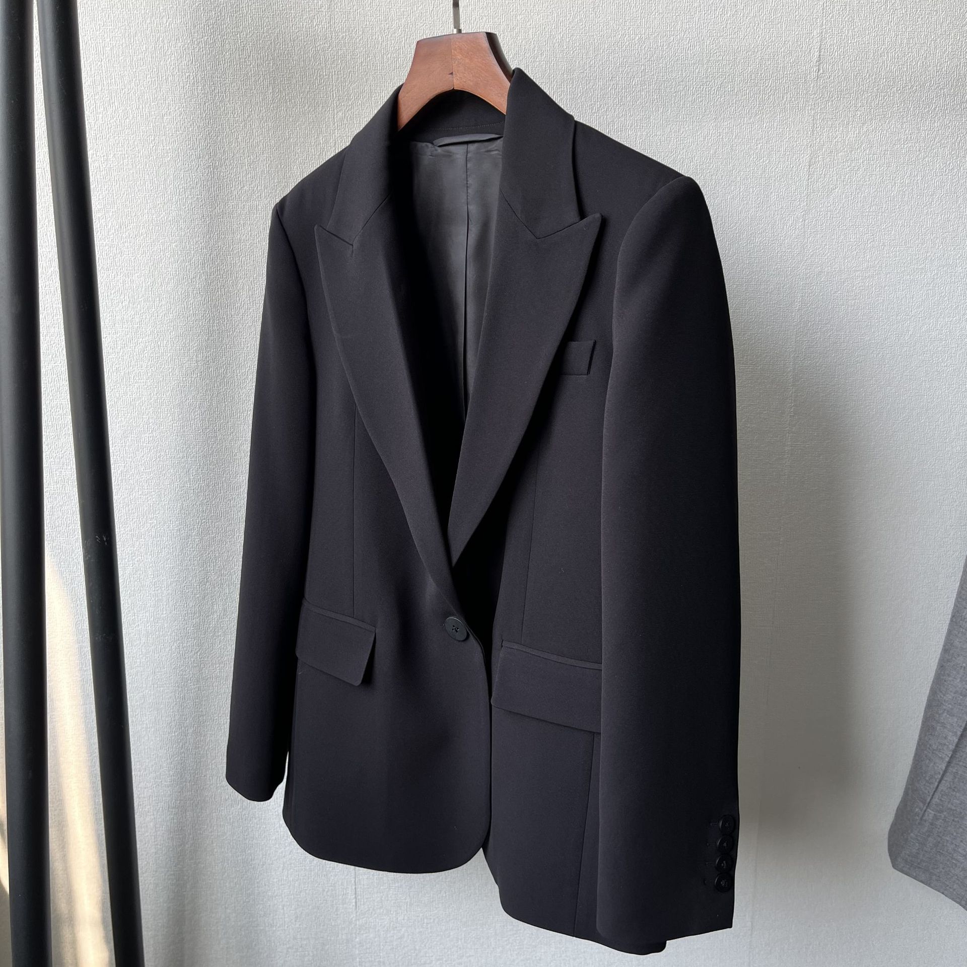 Max家2025春の新型高級感通勤シンプルな経典一粒ボタン三酢酸スーツの女性