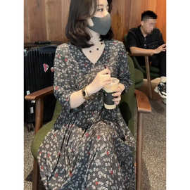 a字V领碎花连衣裙女2025春夏新款高级感气质显瘦高腰惊艳长款裙子