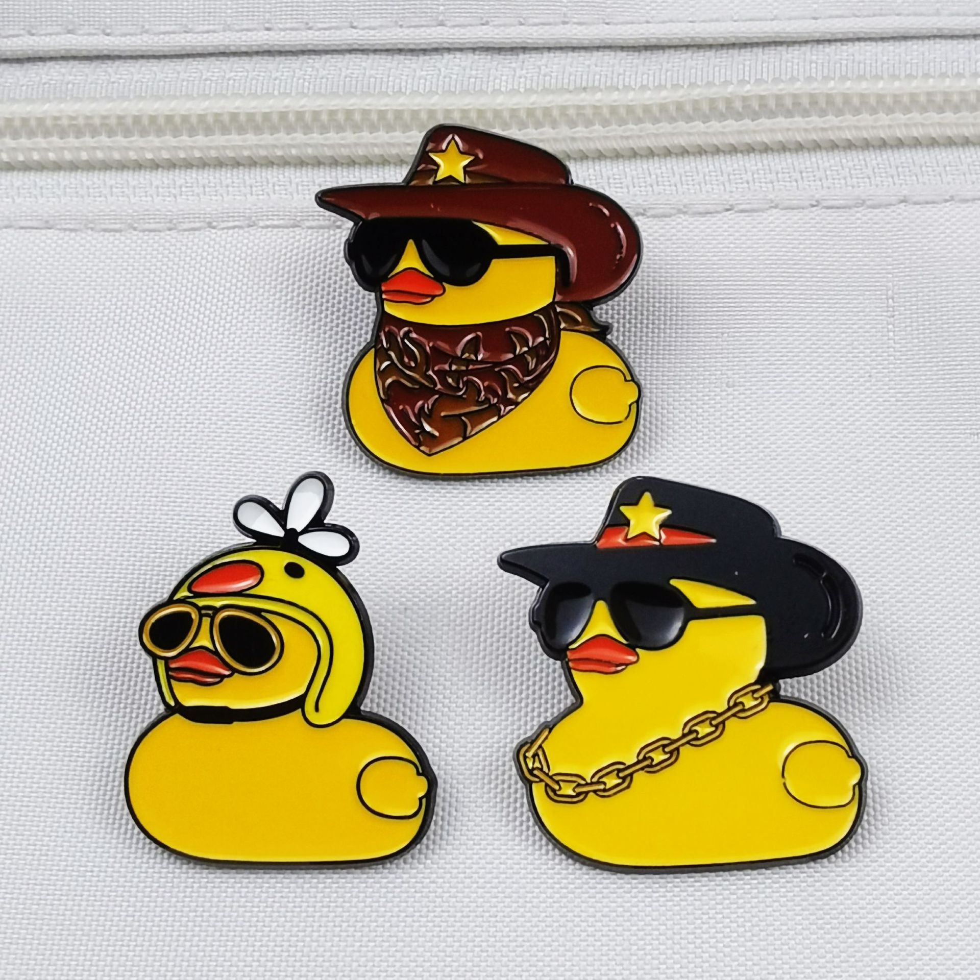 Broche con forma de pato amarillo frito fresco transfronterizo, bolso de pareja de dibujos animados lindo, accesorios fijos, pines de placa de aleación