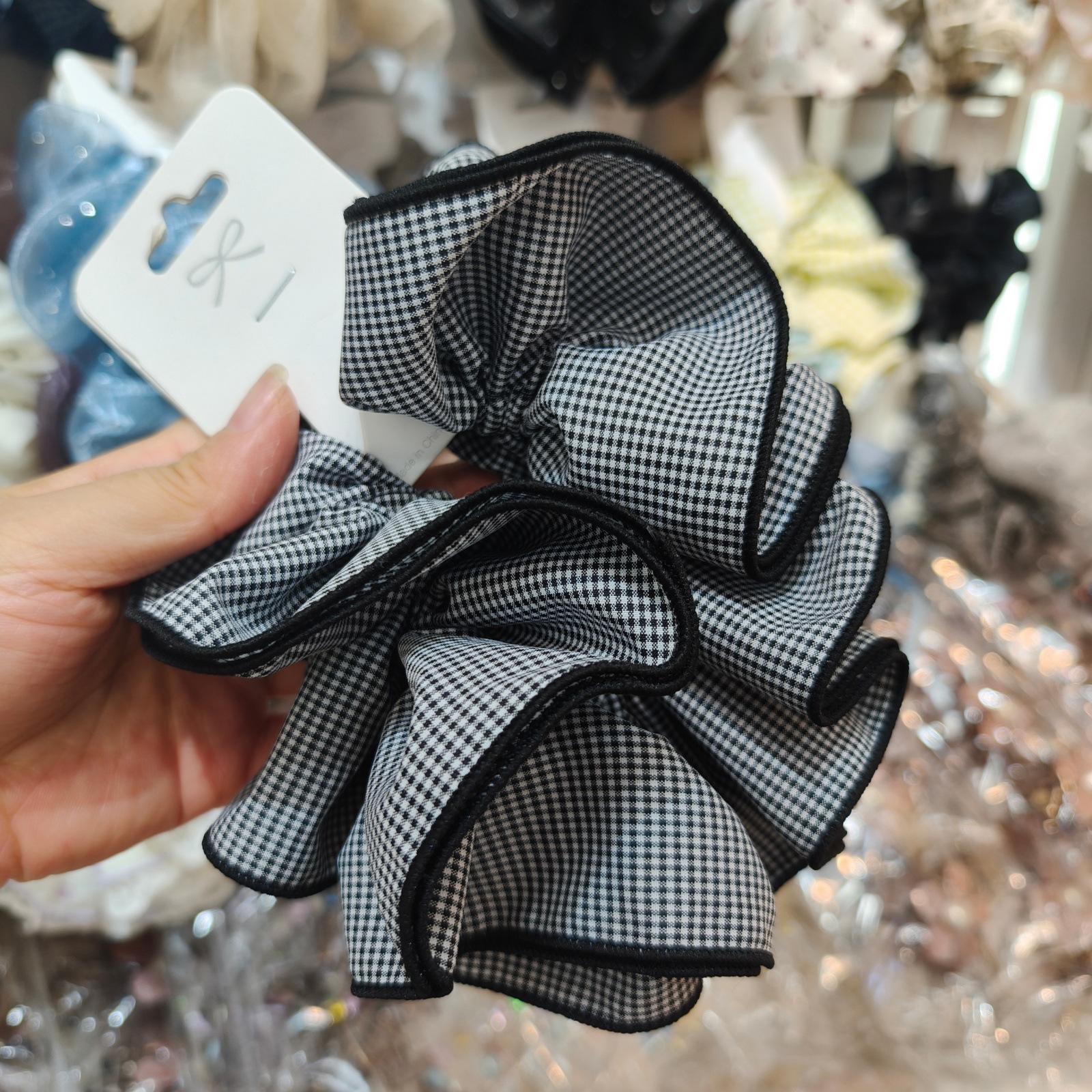 Wholesale small checkered double-layer scrunchies, fashionable and stylish, with a stitched edge, suitable for commuting, ponytail hair ties, and hair accessories