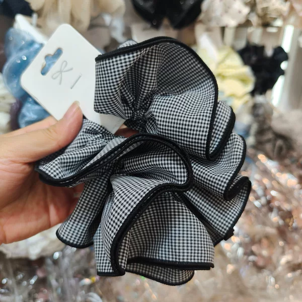 Wholesale small checkered double-layer scrunchies, fashionable and stylish, with a stitched edge, suitable for commuting, ponytail hair ties, and hair accessories