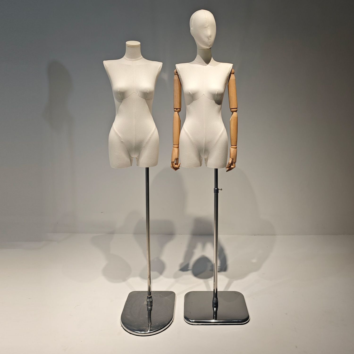Un hombro plano con piernas divididas, cuerpo completo de tela, estante de exhibición de cuerpo humano, escaparate de tienda de ropa de mujer, exhibición de modelo de plataforma