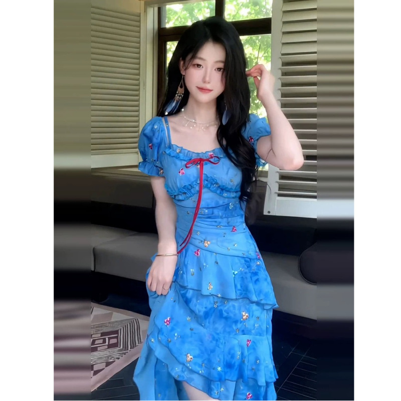 度假风碎a花露肩连衣裙女夏季2025新款收腰显瘦不规则蓝色吊带长|undefined