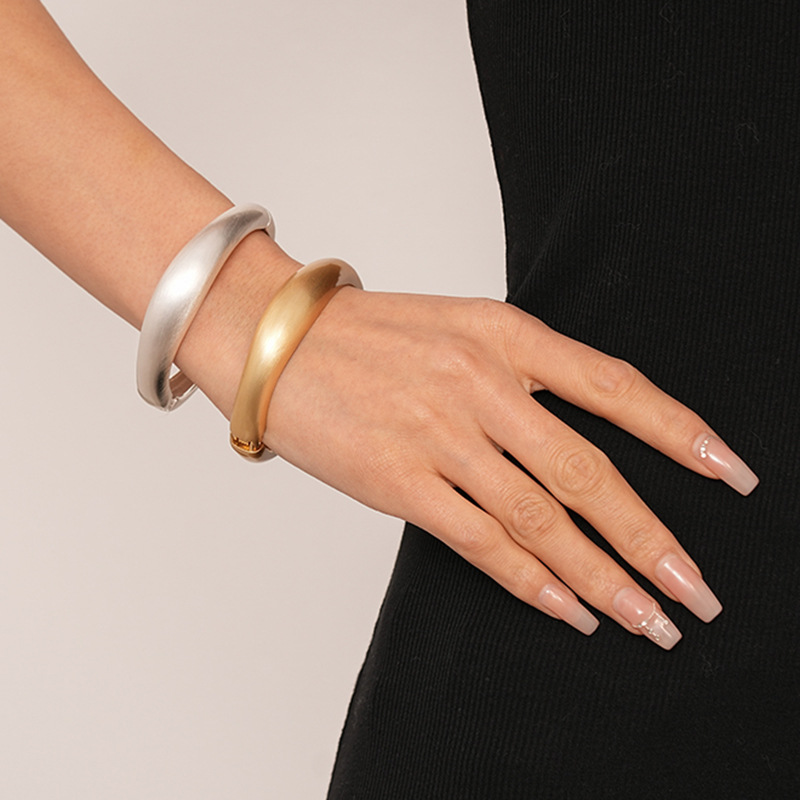 Europa y los Estados Unidos de metal de onda distorsionada pulsera de geometría cuadrada temperamento personalidad pulsera de lujo ligero transfronterizo joyas de alta calidad image 4