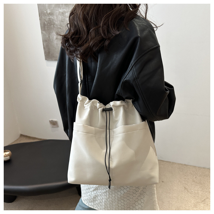The popular autumn and winter bags for women in 2024: large-capacity crossbody bag, Tote commuter bag, single-shoulder bag, soft undefined