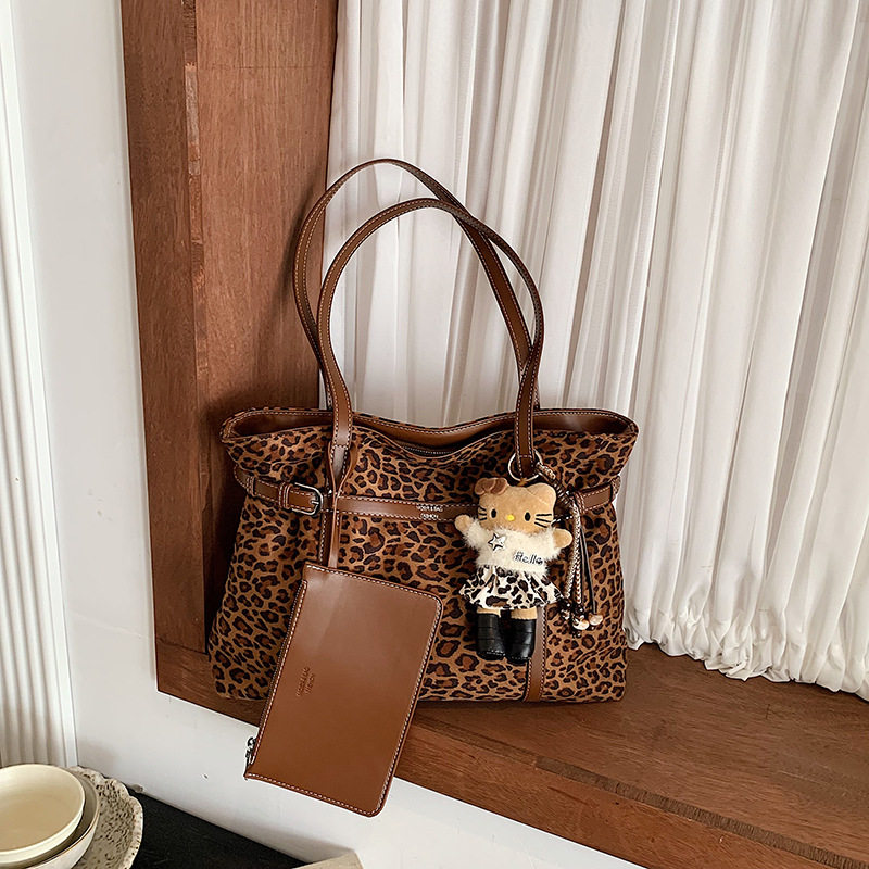 Túi tote cỡ lớn dáng shopping đeo vai kẹp nách — Báo in không có mặt dây chuyền, Màu cà phê Không có mặt dây chuyền, Màu lạc đà Không có mặt dây chuyền, Con báo có mặt dây chuyền chi tiết 13
