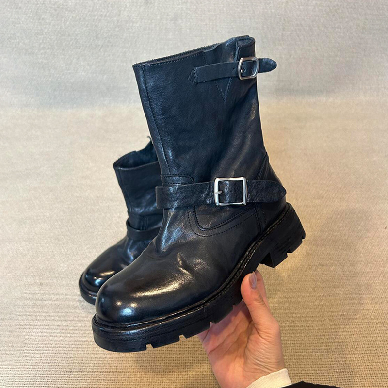 Stiefeletten aus gewaschenem Rindsleder mit dickem Absatz, runder Zehenpartie und Gürtelschnalle, Motorrad-Stil, britischer Stil, Martin-Stil. Neuer Stil Herbst/Winter 2025._voghion.com