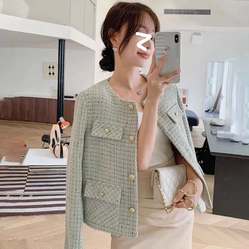 Демисезонная ретро-дизайнерская зелёная куртка в стиле Chanel, осень, тренд сезона, яркий запоминающийся стиль