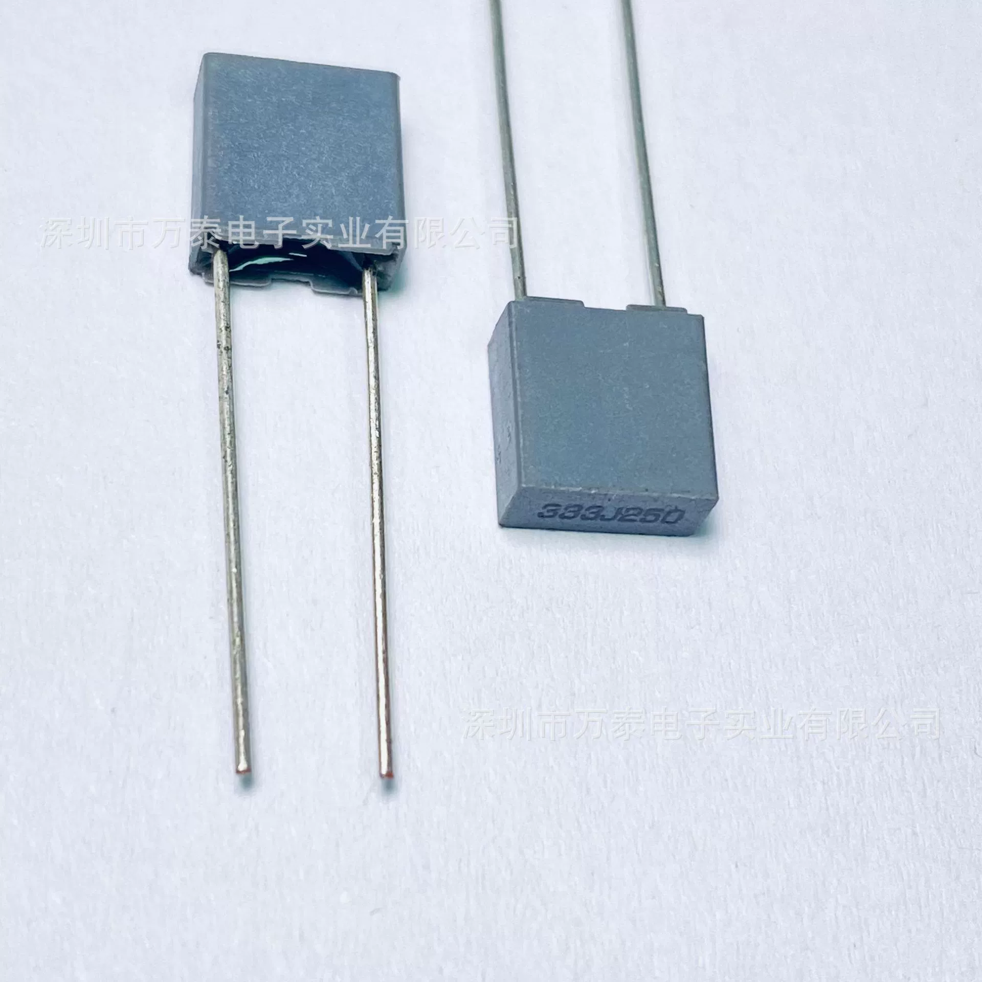 [Жёлтый калибровочный конденсатор CL71 250V104K 100N 0.1uF малый квадрат, шаг выводов 5мм, полиэстеровая пленка]