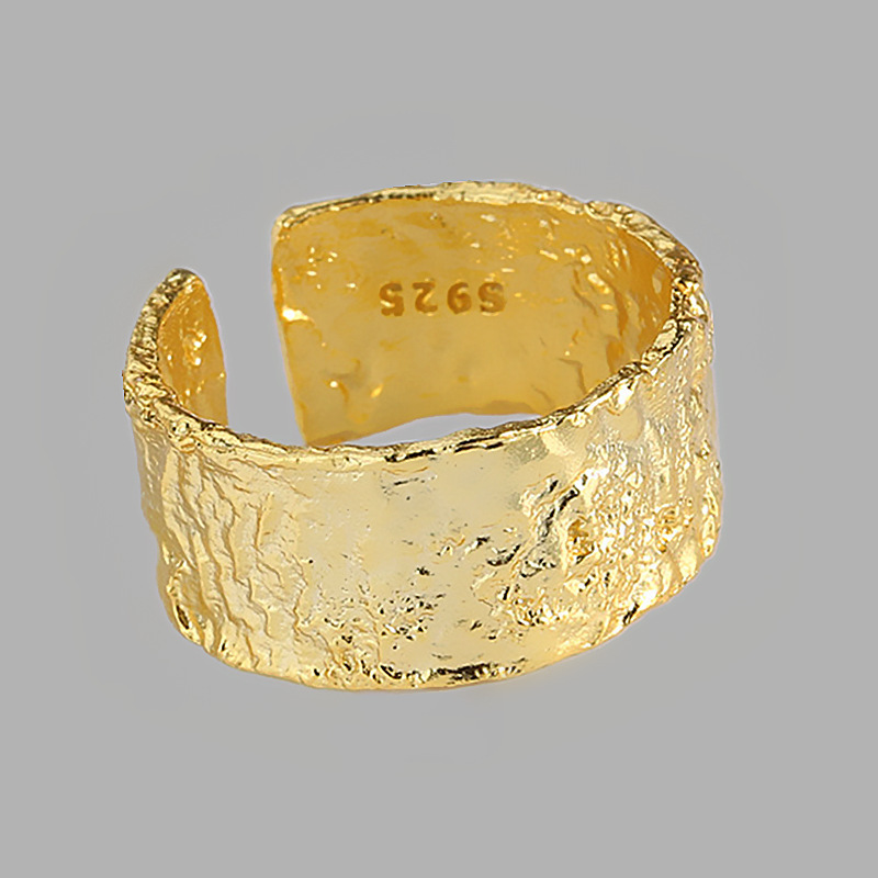 Wide Band Sculptural Ring For Women With Twisted Texture Design_voghion.com