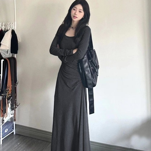 French-style long-sleeved gray dress for women, with a waist-cinching design for a slimming effect, featuring a flowing long skirt with a sense of elegance and a knee-length hem, suitable for autumn and winter as a layering piece.