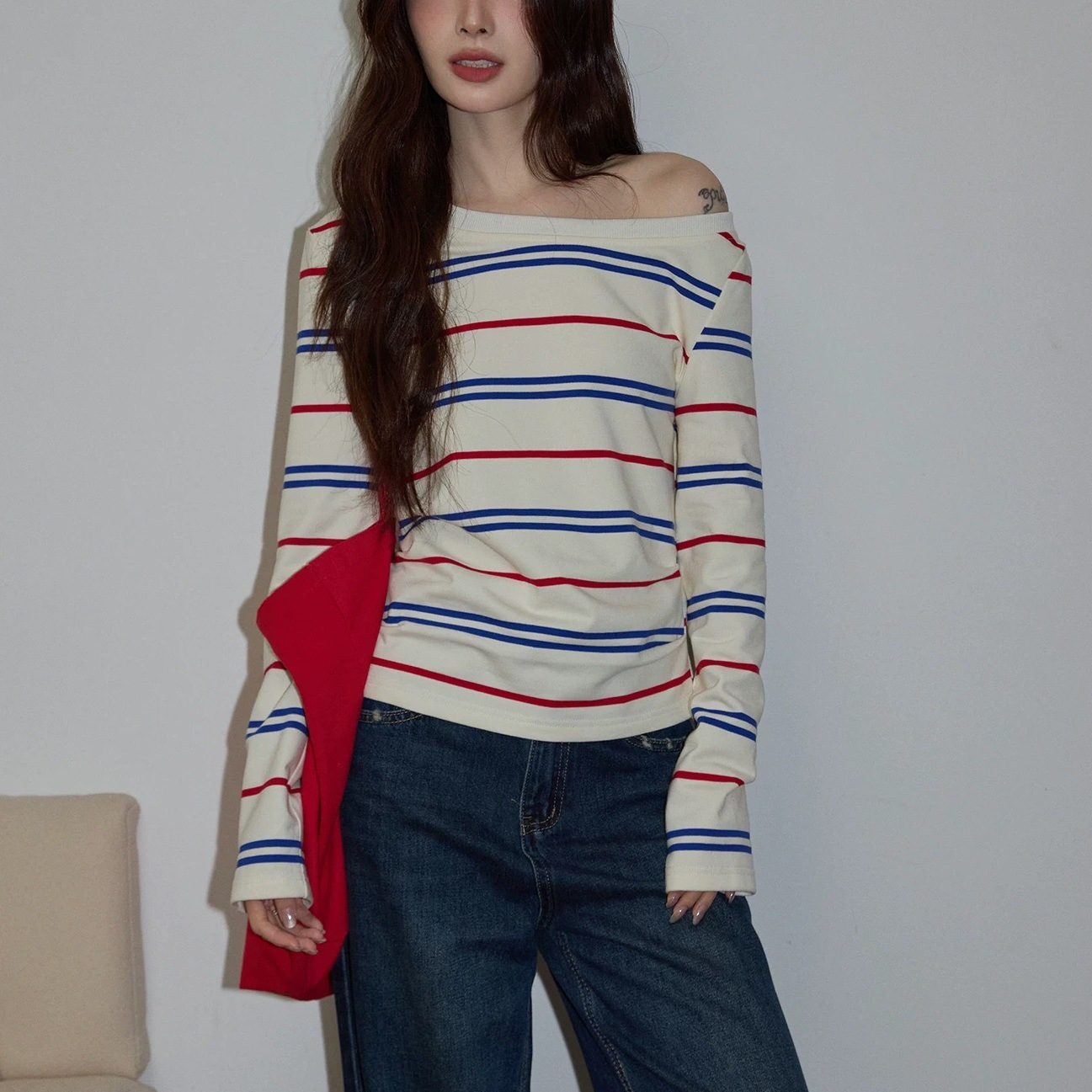 吵吵 米白条纹斜领套头露肩卫衣女2025秋气质休闲修身长袖针织衫