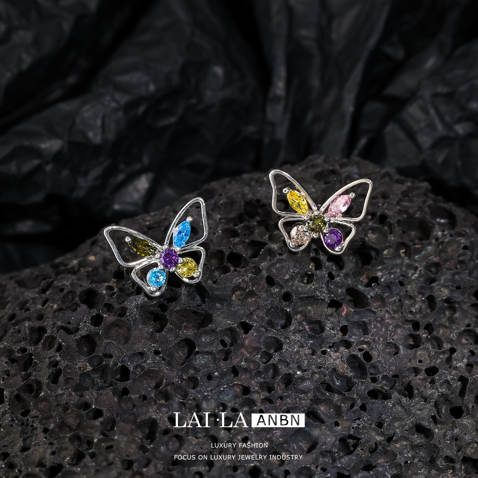 Mosquito bobina clip de oreja hembra sin oreja S925 aguja de plata con incrustaciones de color circonio mariposa pequeña oreja espárragos nicho Mini exquisitos pendientes