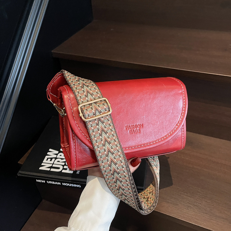 Niche Zhong diseño de hombro mochila 2025 nuevo niche Zhong bolso de moda mujer universal amplio cinturón de hombro bolso de moda