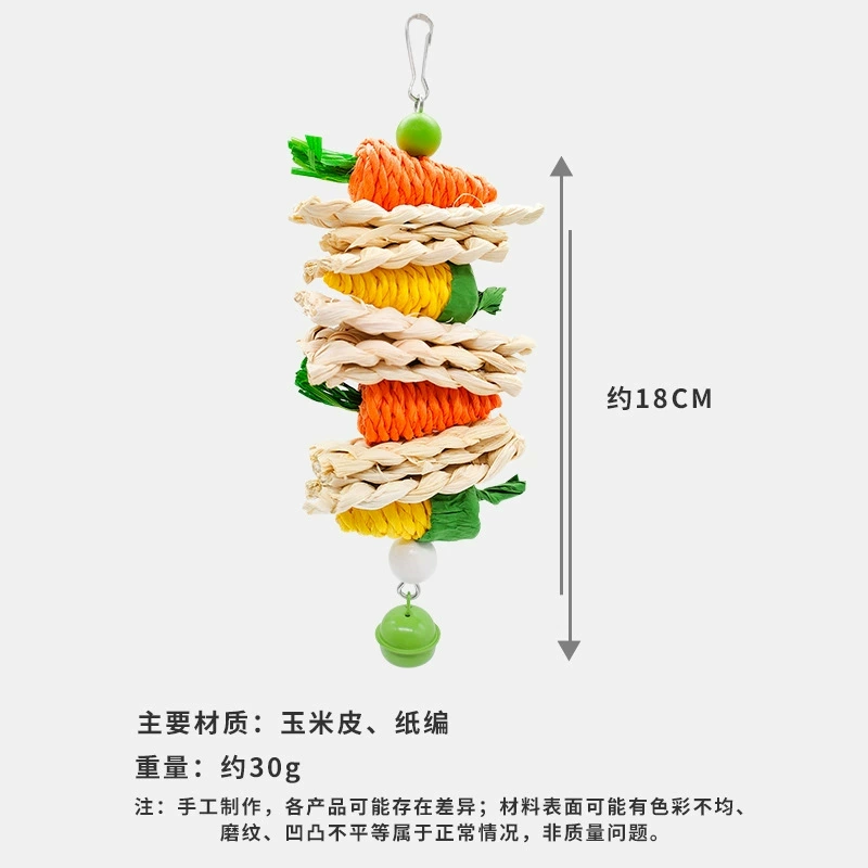 Попугай шашлык кусает игрушечную птицу с морковными бумажными полосками