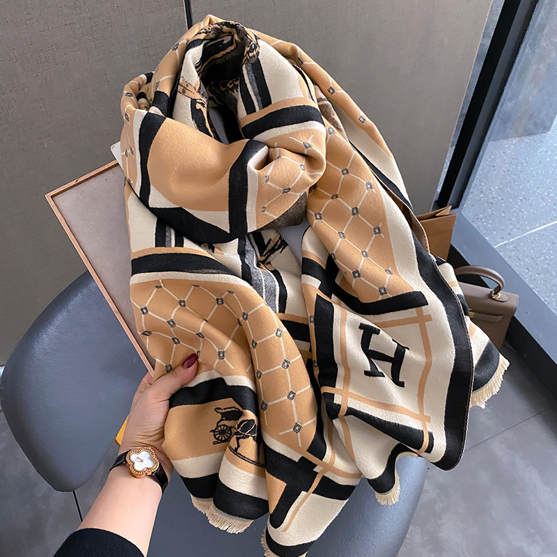Hアルファベットのファッションはカシミヤのマフラーの女性を真似ています。|undefined