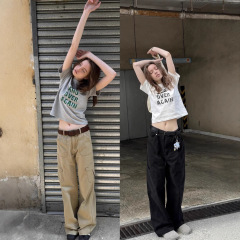 アメリカのレトロなアルファベットのプリント半袖tシャツの女性の小さいギャルは身を修めて痩せています。