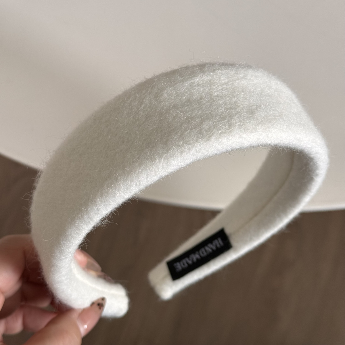 毛の布芸の広版の気質は外出してカチューシャを合わせて純色の高級感のカチューシャの髪飾りの新型を飾ります。