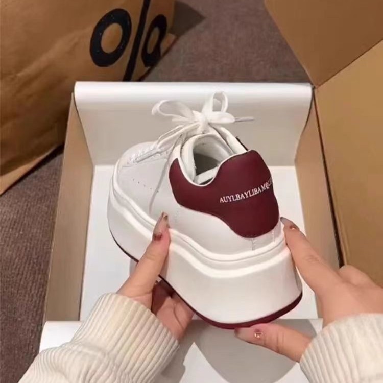 2025 primavera nuevo estilo pequeño zapatos de tabla de altura de suela gruesa suela de plataforma zapatos McQueen de todo fósforo zapatos blancos casuales de moda