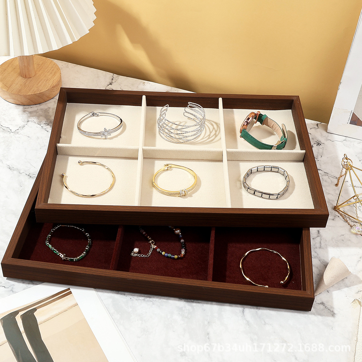 Estantes de exhibición de joyas de madera de nogal de alta gama, pendientes de collar, pulseras, joyas en el mostrador de la joyería