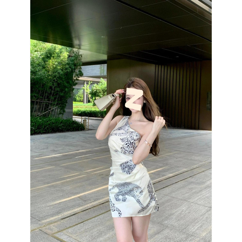 辣妹斜肩连衣裙女夏季新款印花褶皱短裙收腰显瘦气质纯欲露肩裙子