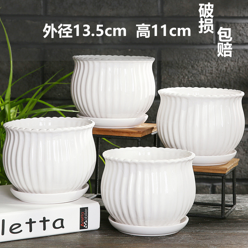 Four medium-sized, pure white, artistic pink leaves / No specifications