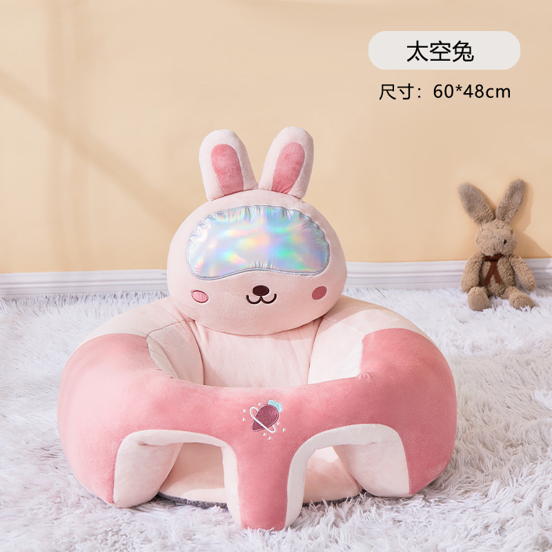 赤ちゃんは椅子に座ることを学びます。