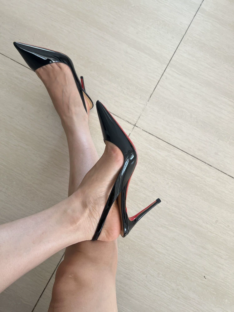 Женские босоножки из овчины ~ Сексуальные босоножки с заострённым носком и ремешком, новинка лета 2025 года, высококачественные, красная подошва, открытый носок, высокие каблуки