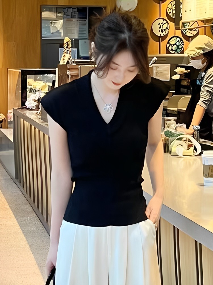 Áo hai dây nữ cổ V ren, chất liệu lụa dệt kim mát lạnh, lưng dây buộc, dáng ôm sát — đen