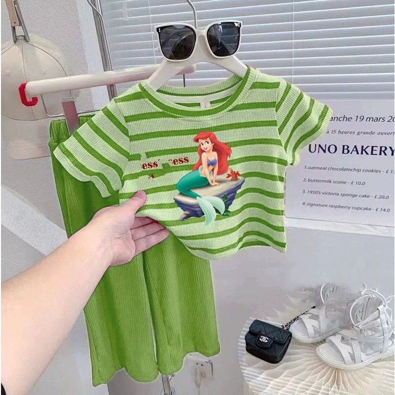 Костюм в полоску с короткими рукавами для маленьких девочек, новинка лета 2024, крутые широкие брюки с мультяшным принтом, комплект из двух предметов для детей