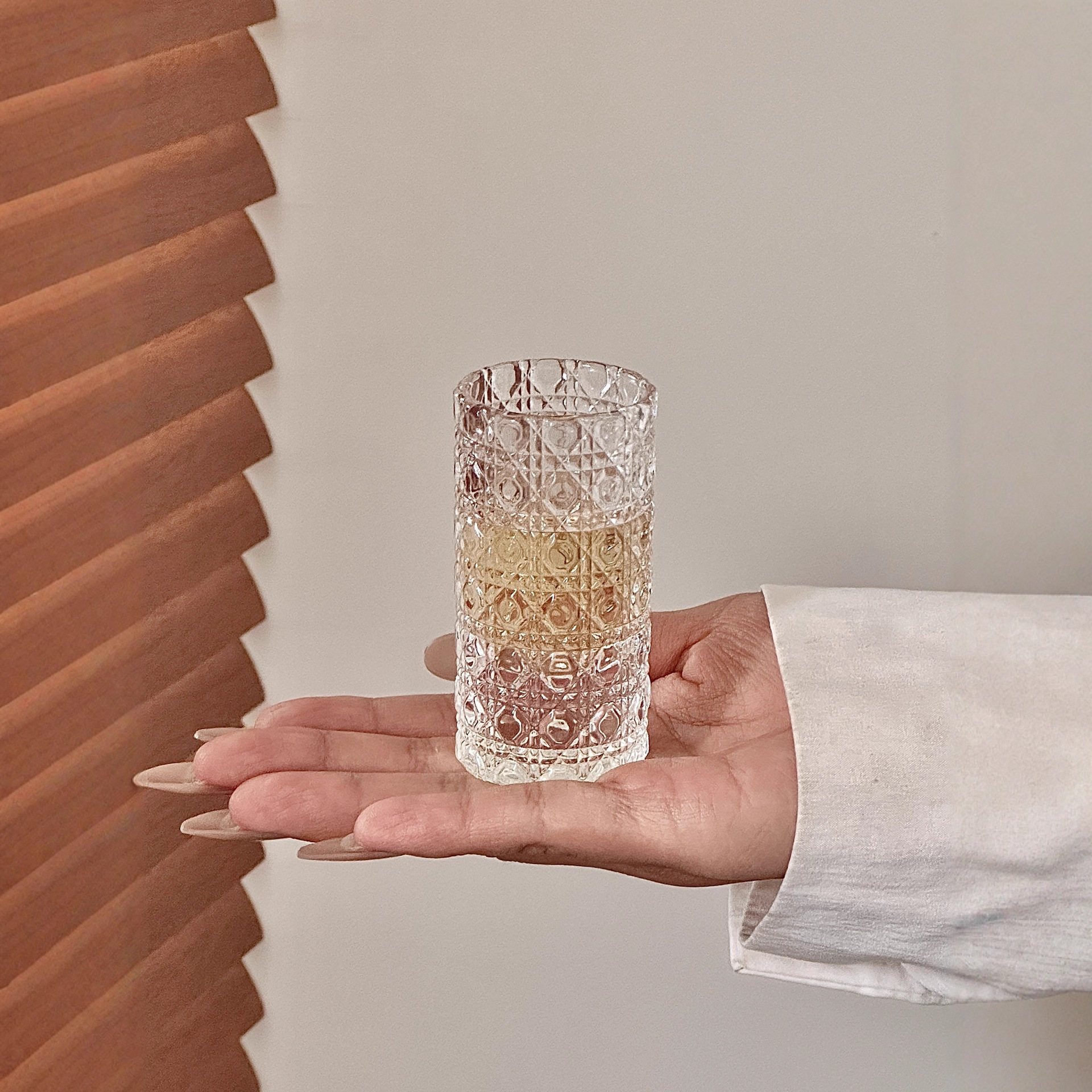 Nuevo ligeramente lujoso relieve de vidrio grueso taza de vino blanco taza de vino pequeño hogar un sorbo de taza de licor con patrón de gemas