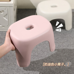 小さなプラスチック製の厚い椅子、家庭用、リビングルーム、コーヒーテーブル、子供用、トイレ、浴室、低椅子