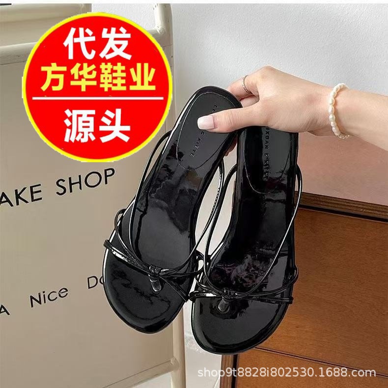 Cabeza cuadrada de fondo plano de diamante con zapatillas frías de dedo de dedos para mujeres de verano 2026 nuevas zapatillas de playa de fondo suave de hadas
