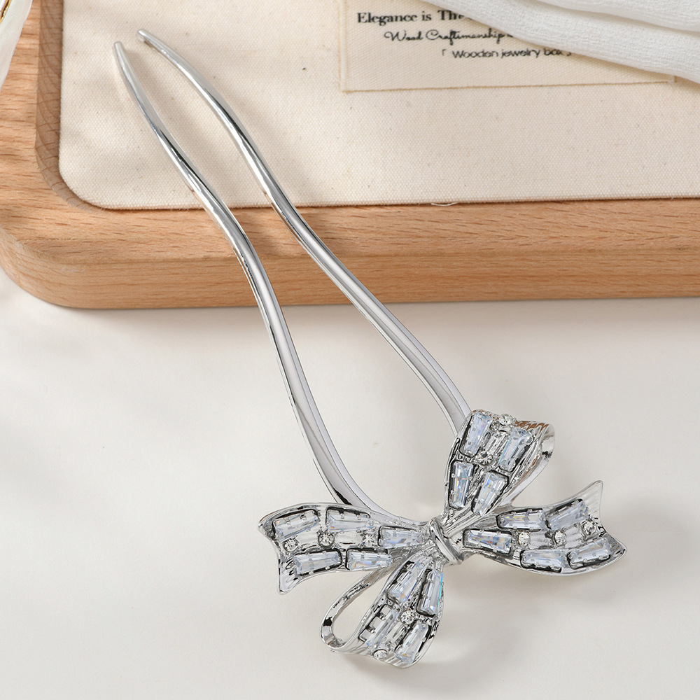 Nuevo estilo chino en forma de U arco pinzas de cabello de alto nivel pinzas de sensación de estilo antiguo flujo de fresa paso agitar flores incrustadas con diamantes pinzas de cabello mariposa