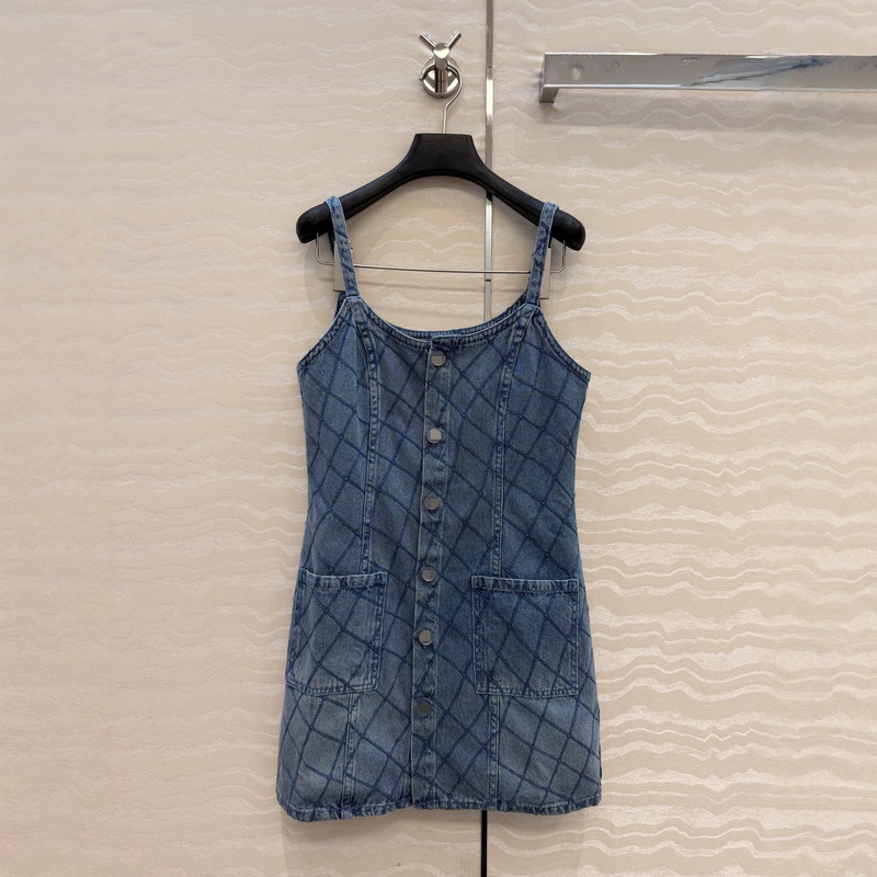 Nostalgic Retro Embroidered Irregular Wave Diamond Pattern Denim Suspender Dress with Double Pockets, Waist-Cinching, Slimming, and Bodycon Skirt