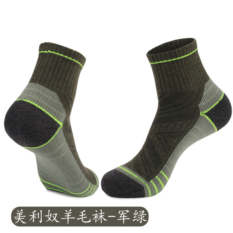厚いタオルの底のスポーツの靴下は汗を吸います。|undefined