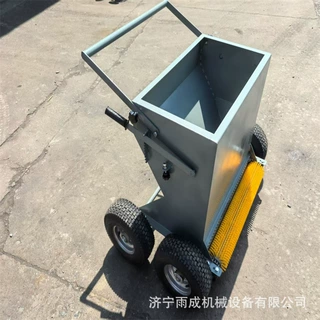 手扶梳草球场铺砂机 人造草坪充砂梳理机 草坪刷沙填砂机