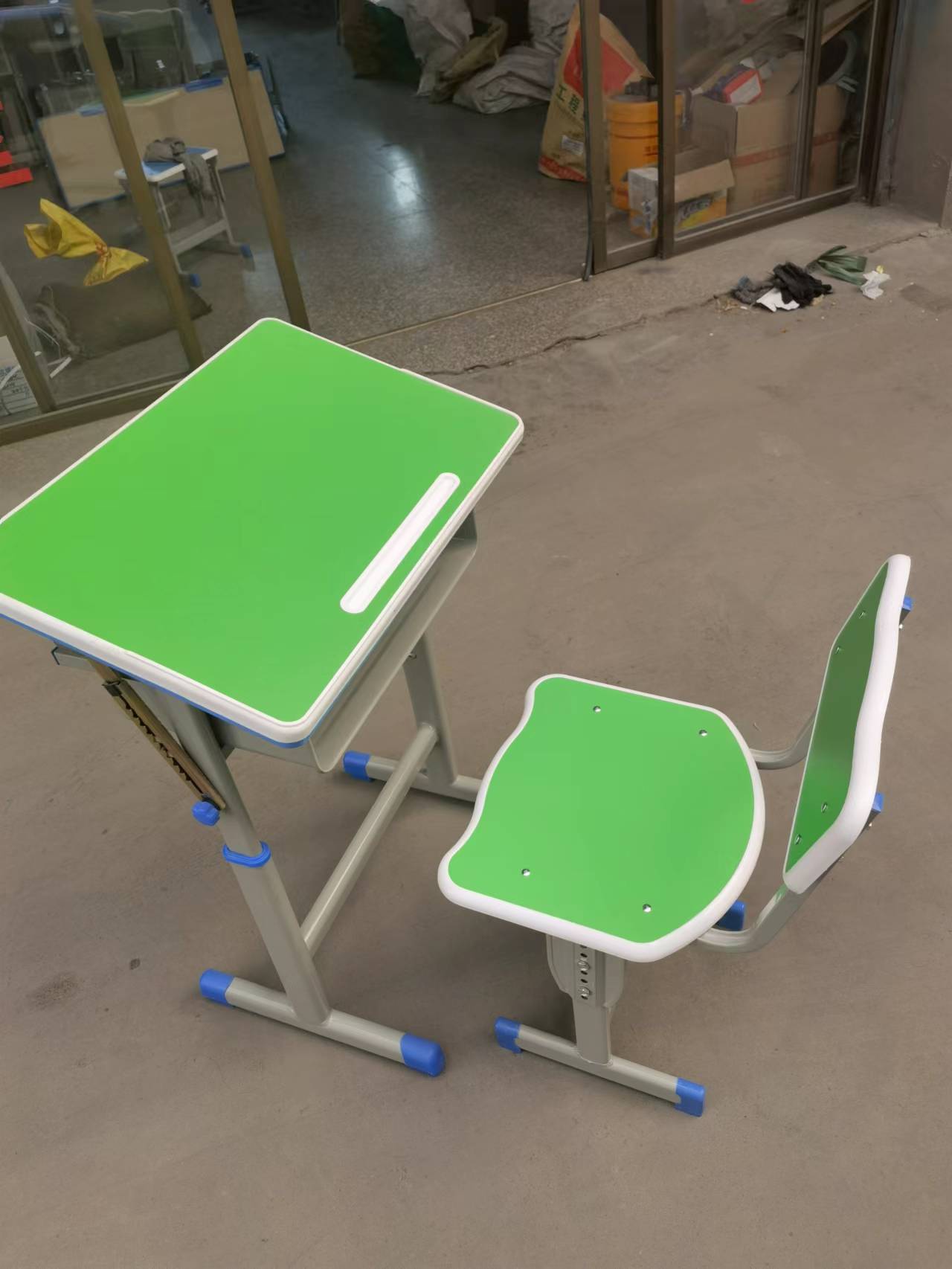 School art desk painting desk painting tables, tables, primary school students painting tables and chairs can tilt desktop manufacturers direct sales