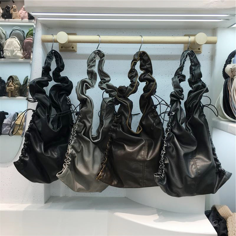 Retro fashionable handheld one-shoulder bag