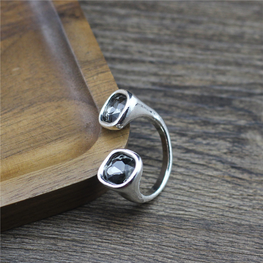 Anello geometrico quadrato in cristallo da donna regolabile_voghion.com