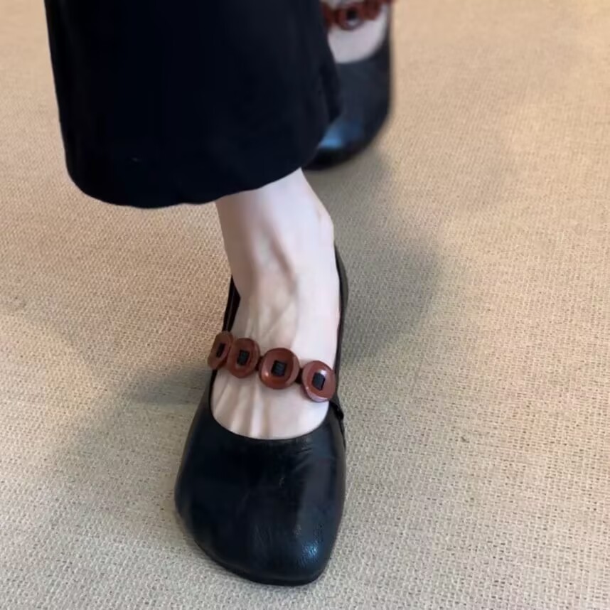 2026 nuevo producto primavera y verano nicho retrógrado cabeza redonda tacones gruesos zapatos de moda simple botón universal boca superficial aumento de altura Mary