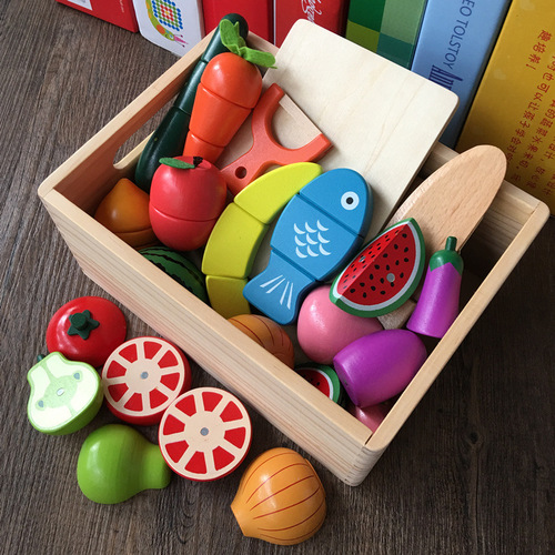 Children's gift wooden magnetic fruit and vegetable cut and watch 3456 year old little boy and girl pretending to be a kitchen toy