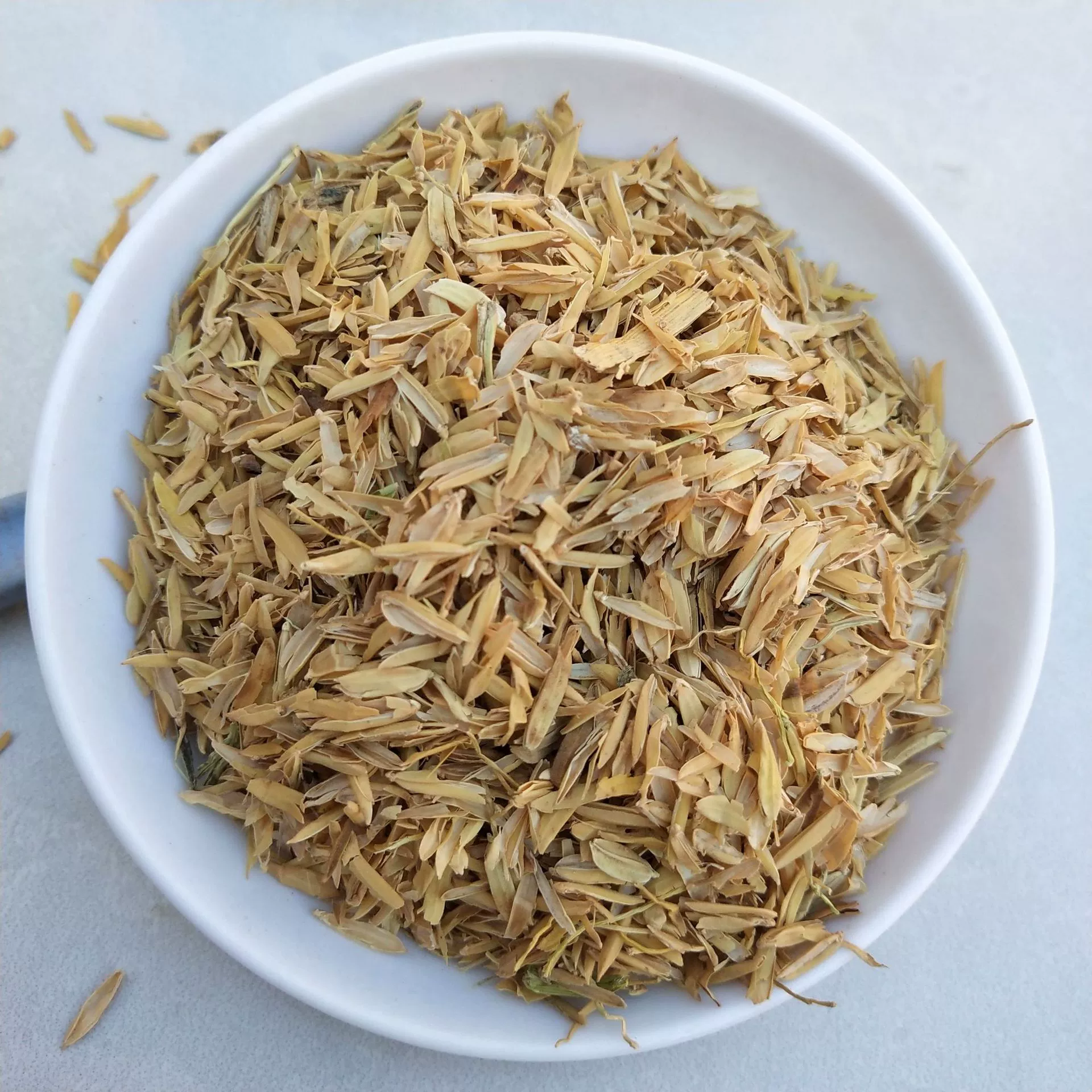 Большой запас брикетов из рисовой шелухи различных спецификаций для наполнения сельскохозяйственных подстилок, наполнения подушек и корма для животных.