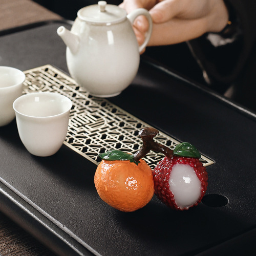 Color-changing tea pet with auspicious meaning, suitable for home decoration, creative tea accessories, inspirational lychee and tangerine-themed gifts