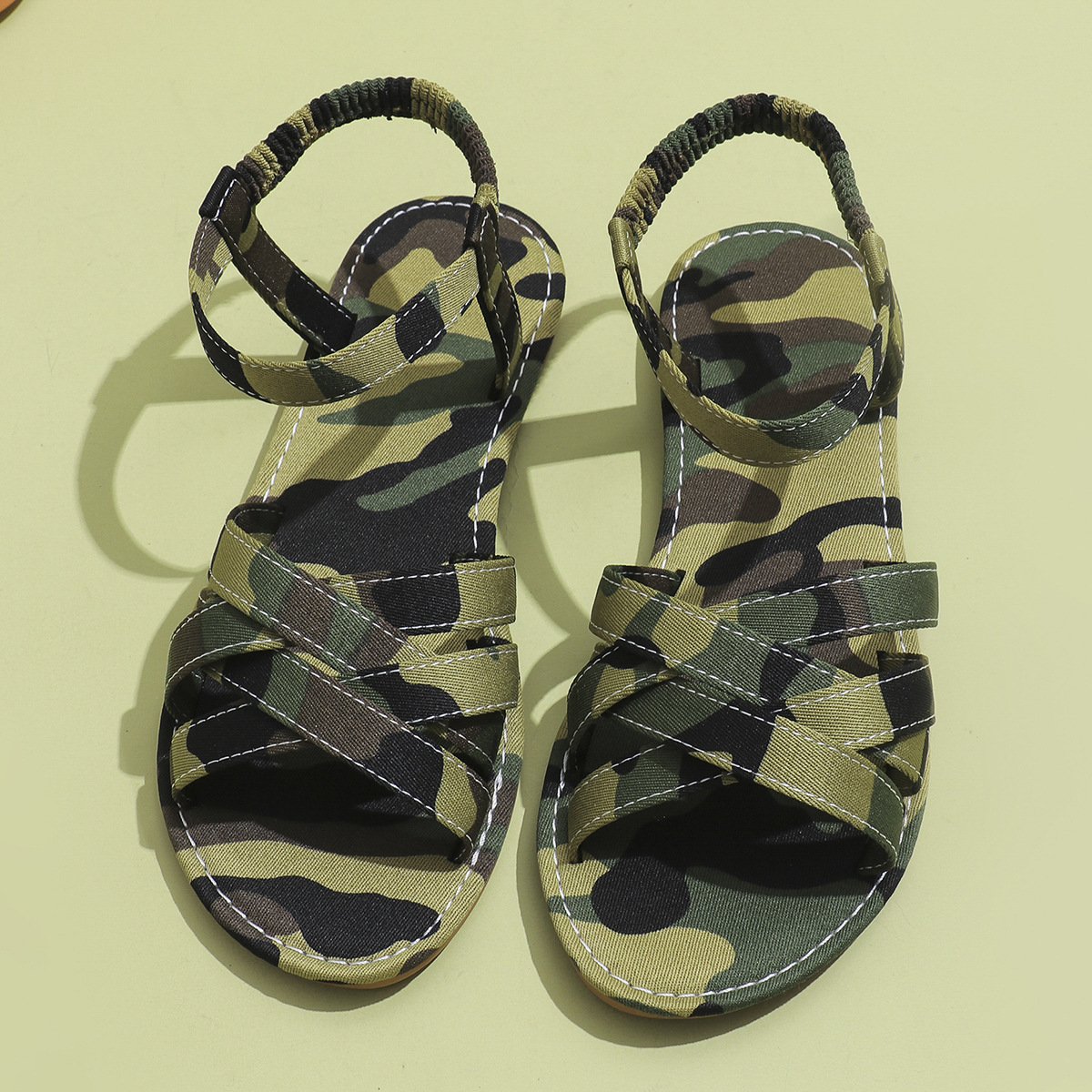 La tía transfronteriza usa sandalias de moda con un pie en la boca de un pez