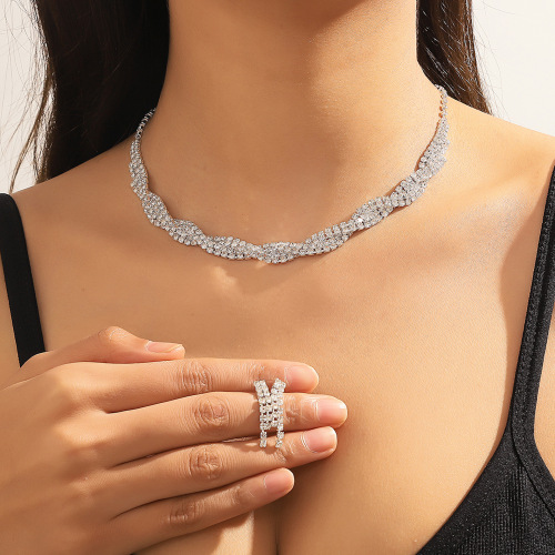 Cross-border hot-selling exquisite claw chain necklace and earrings set two-piece braided neck chain clavicle chain evening accessories for women