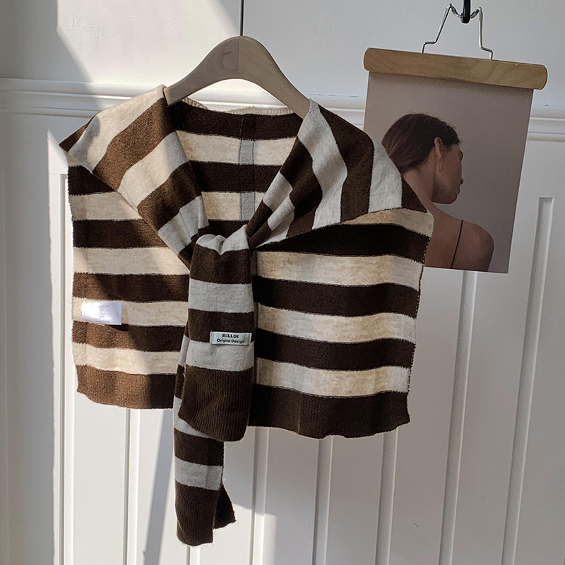 Shallo de punto de alta sensación de otoño y invierno 2025 nuevo estilo de sala de aire acondicionado de punto pequeño hombro de hombro exterior con chal cálido al por mayor